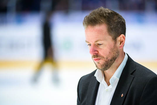 Karlskronas assisterande tränare Mikael Aaro deppar