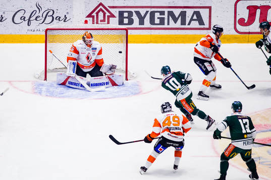 Färjestads Marcus Nilsson gör 1-0 bakom Karlskronas