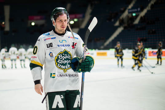 Björklövens Mattias Granlund  före ishockeymatchen i
