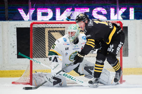 s Max Lindholm med målchans på Björklövens målvakt