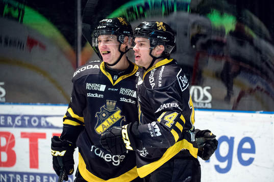 s Anton Holm och Kalle Jellvert jublar