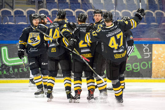 Panterns Sebastian Strandberg jublar med lagkamrater