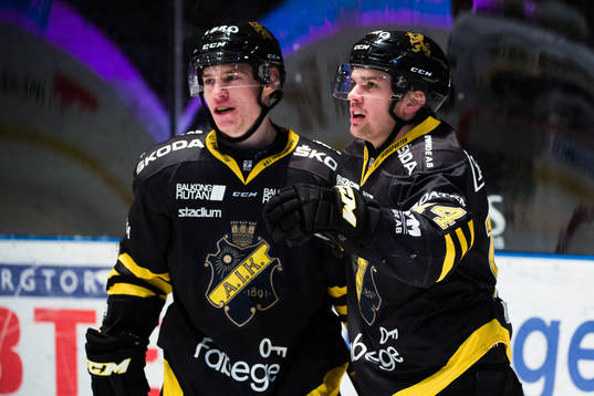 s Anton Holm och Kalle Jellvert jublar