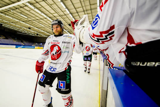 Vita Hästens Alexander Pettersson jublar