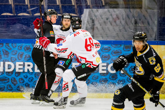 Vita Hästens Alexander Pettersson har kvitterat till 2-2