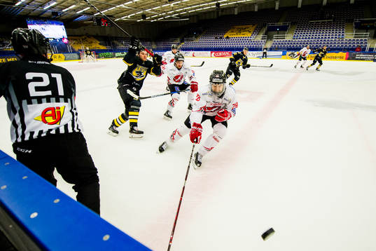Vita Hästens Wilhelm Westerlund jagar ikapp en puck vid