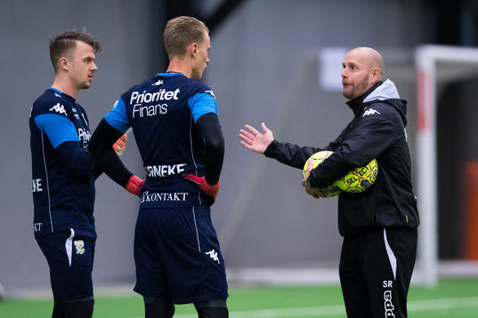 Målvaktstränare Stefan Remnér pratar med målvakterna