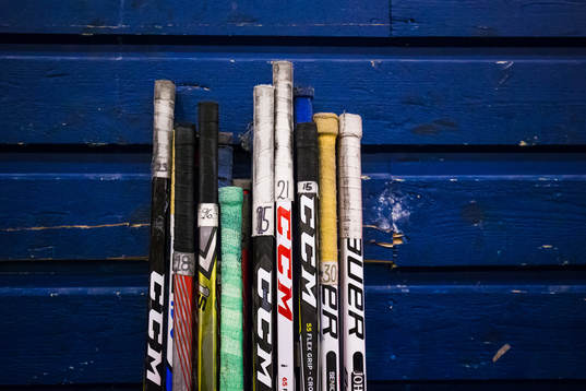 Klubbskaft lutade mot en vägg innan ishockeymatchen i SDHL