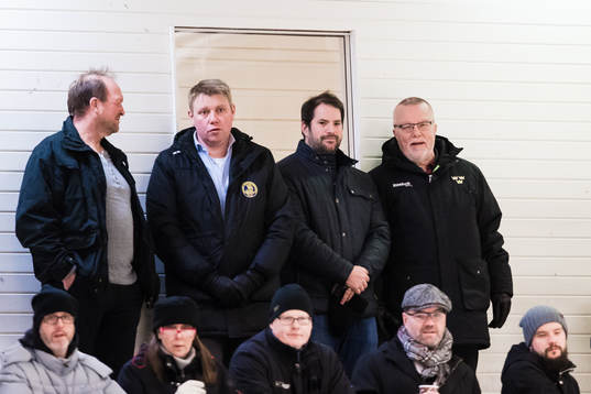 Damkronornas förbundskapten Leif Boork (h) på läktaren