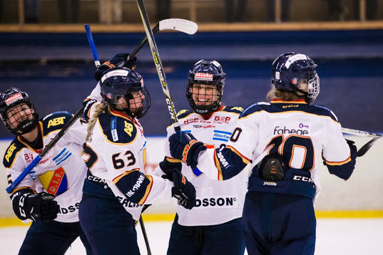 Djurgårdens Andrea Dalen jublar med Molly Engstrom och