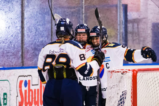 Djurgårdens Josefine Jakobsen jublar med Molly Engstrom