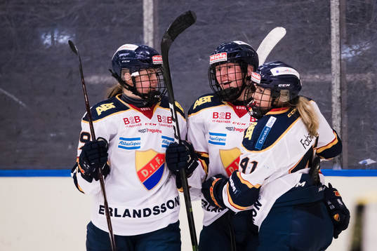 D Djurgårdens Elin Johansson jublar med Julia Östlund och