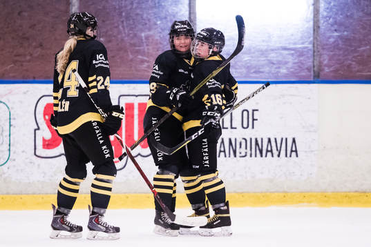 s Lisa Johansson jublar med Ethel Wilhelmsson