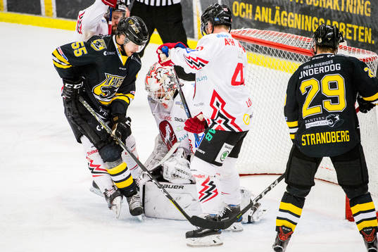 Vita Hästens målvakt Viktor Kokman blockerar en puck