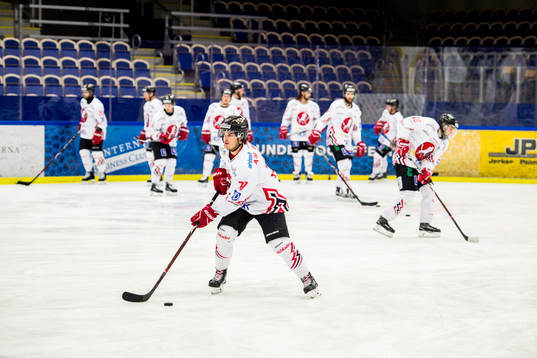 Vita Hästens spelare värmer upp