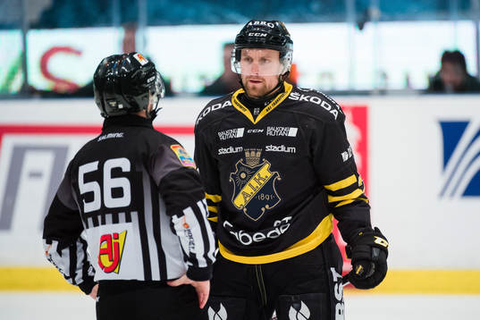 s Jens Jakobs i samtal med domaren