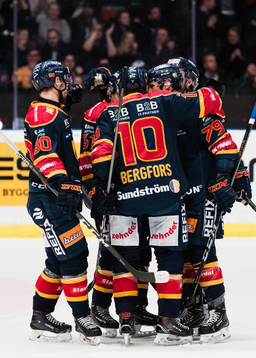Djurgårdens Gustav Possler och Niclas Bergfors jublar