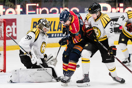 Djurgårdens Gustav Possler oroar framför Brynäs målvakt