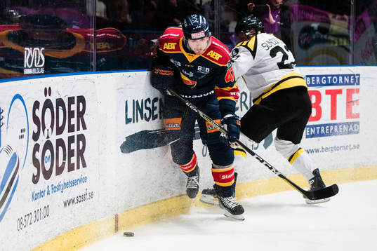 Djurgårdens Linus Johansson i kamp om pucken med Brynäs