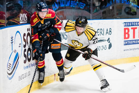 Djurgårdens Jonathan Davidsson i en nrkamp med Brynäs