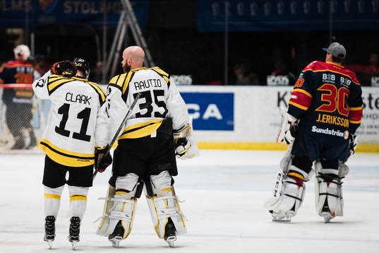 Brynäs Kevin Clark och målvakt David Rautio samt