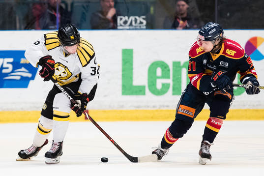 Brynäs Linus Ölund och Djurgårdens Axel Jonsson Fjällby