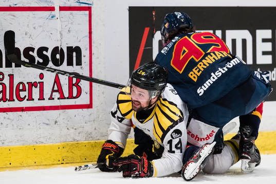 Brynäs Johan Alcén hålls ner av Djurgårdens David