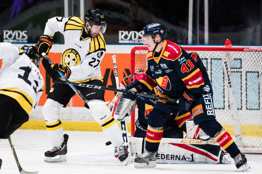 Brynäs Drew Miller oroar framför Djurgårdens mål