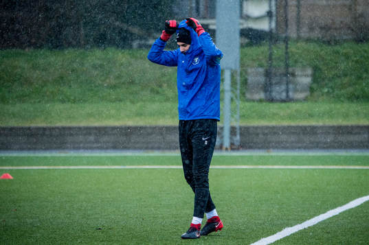 Målvakt Marko Johansson skyddar sig i snön