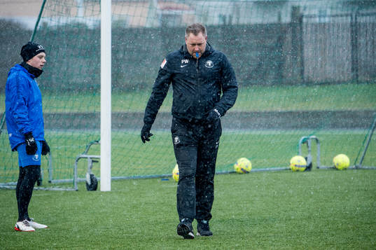 Tränare Patrick Winqvist i snöfallet