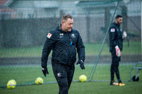 Tränare Patrick Winqvist i snöfallet