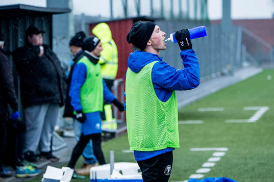 Albin Nilsson dricker vatten