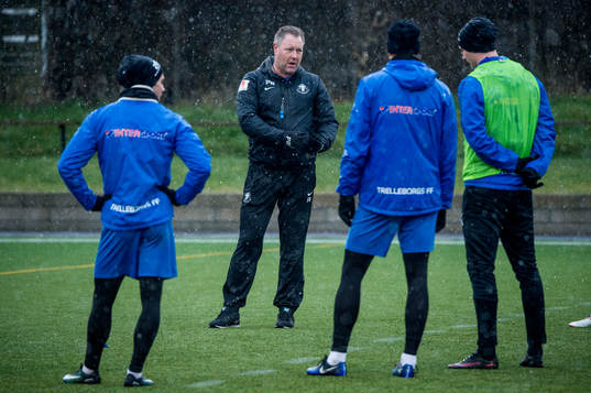 Tränare Patrick Winqvist med spelarna i snöfallet