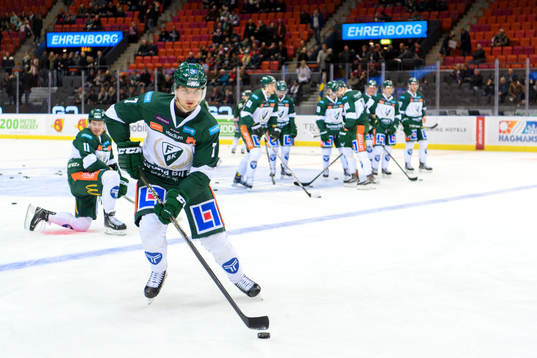 Färjestads Johan Ivarsson värmer upp innan