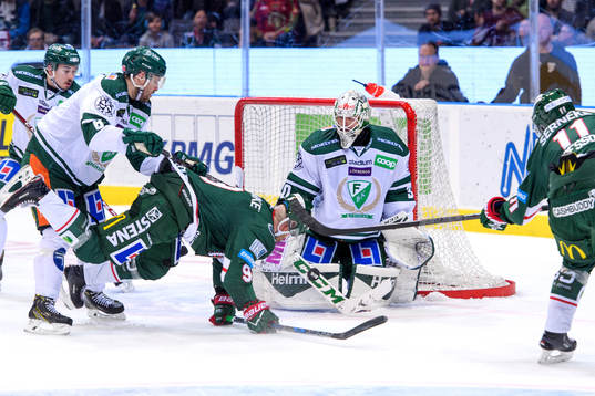 Färjestads Lucas Nordsäter tacklar Frölundas Jan Mursak