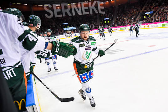 Färjestads Rasmus Asplund jublar