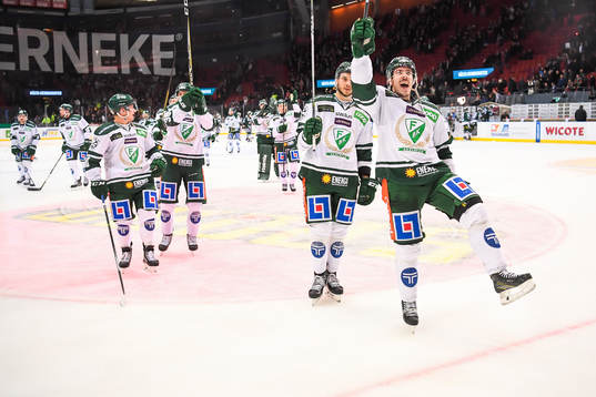 Färjestads spelare jublar