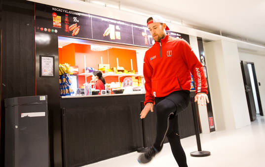 Örebros Tylor Spink värmer upp utanför korvkiosken