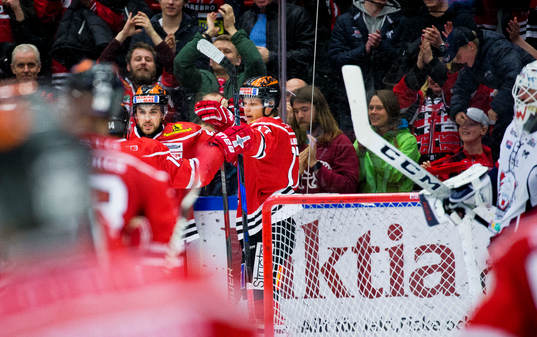 Örebros Daniel Viksten jublar med Jonathan Andersson vid