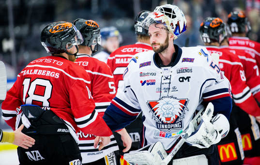 Linköpings målvakt Jonas Gustavsson tackar Örebros