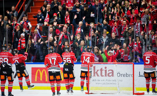 Örebrospelarna jublar framför fansen