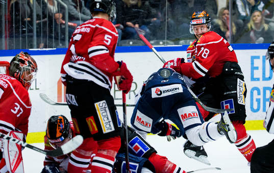 Örebros Victor Bartley kastar iväg Linköpings Emil