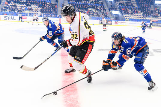 Växjös Dominik Bokk tar pucken från Luleås Oscar Engsund