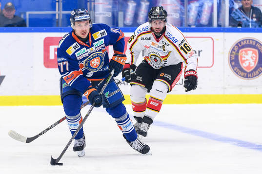 Växjös Pontus Netterberg jagas av Luleås Niklas Olausson