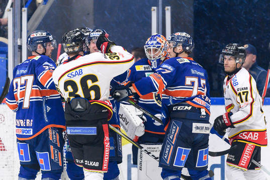 Gruff framför Växjös målvakt Viktor Fasth