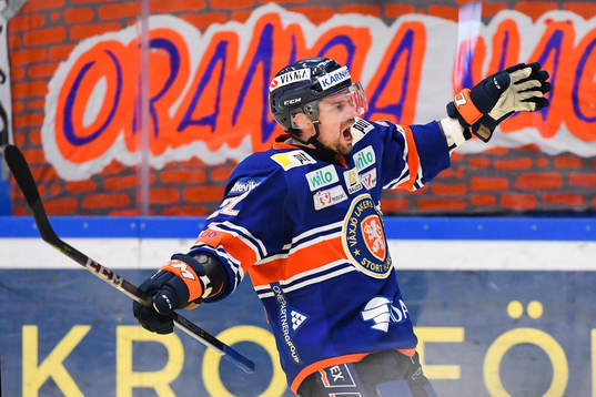 Växjös Janne Pesonen jublar