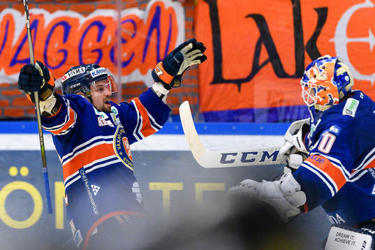 Växjös Eric Martinsson och Växjös målvakt Viktor Fasth