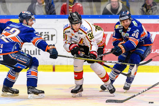 Luleås Emil Larsson mellan Växjös Arvid Lundberg och