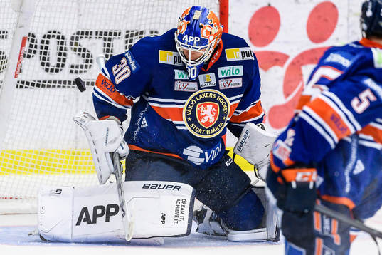 Växjös målvakt Viktor Fasth styr undan en puck