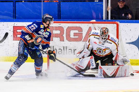 Växjös Janne Pesonen oroar framför Luleås målvakt